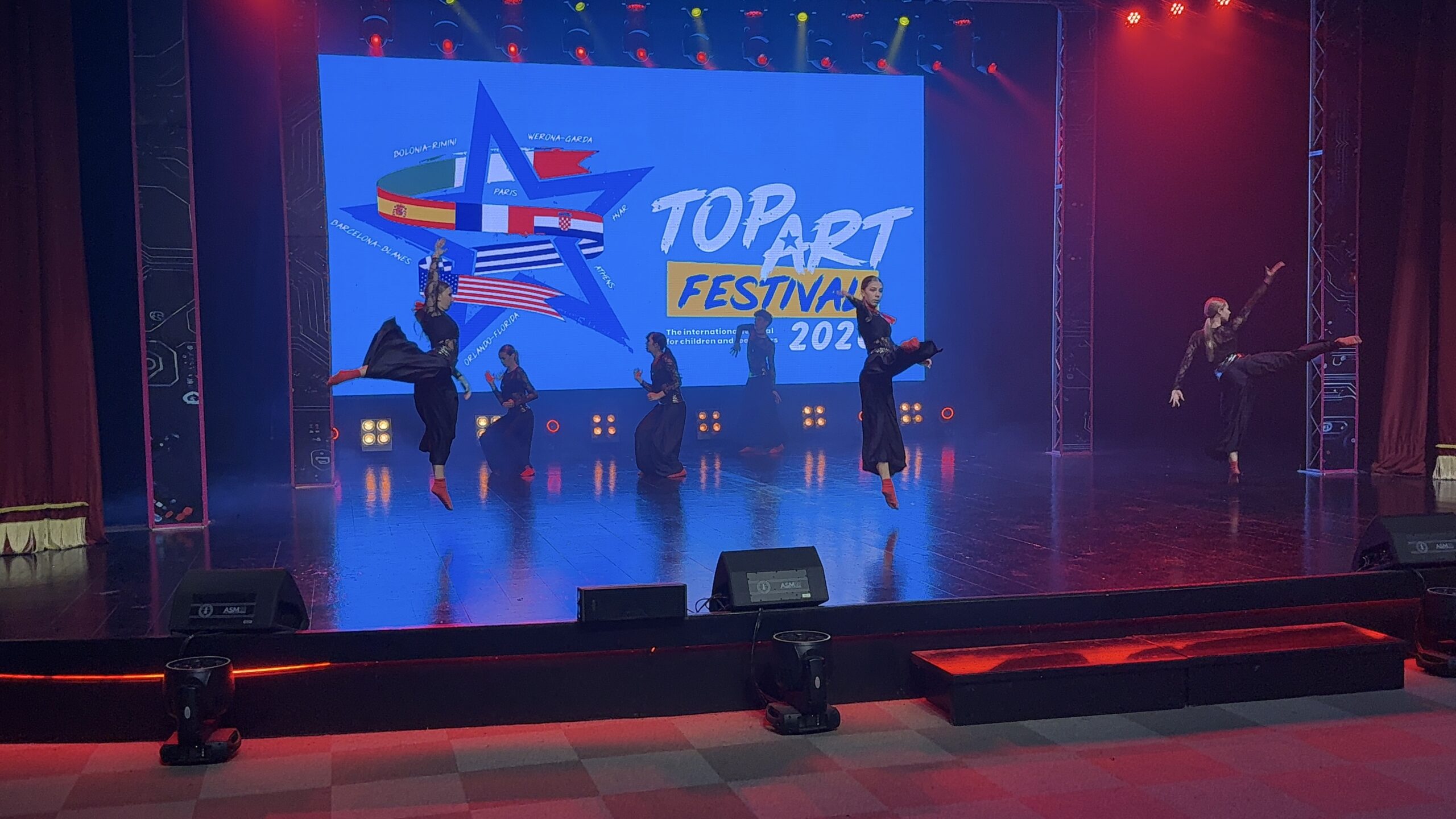 Zespół taneczny podczas międzynarodowej gali Top Art Festival