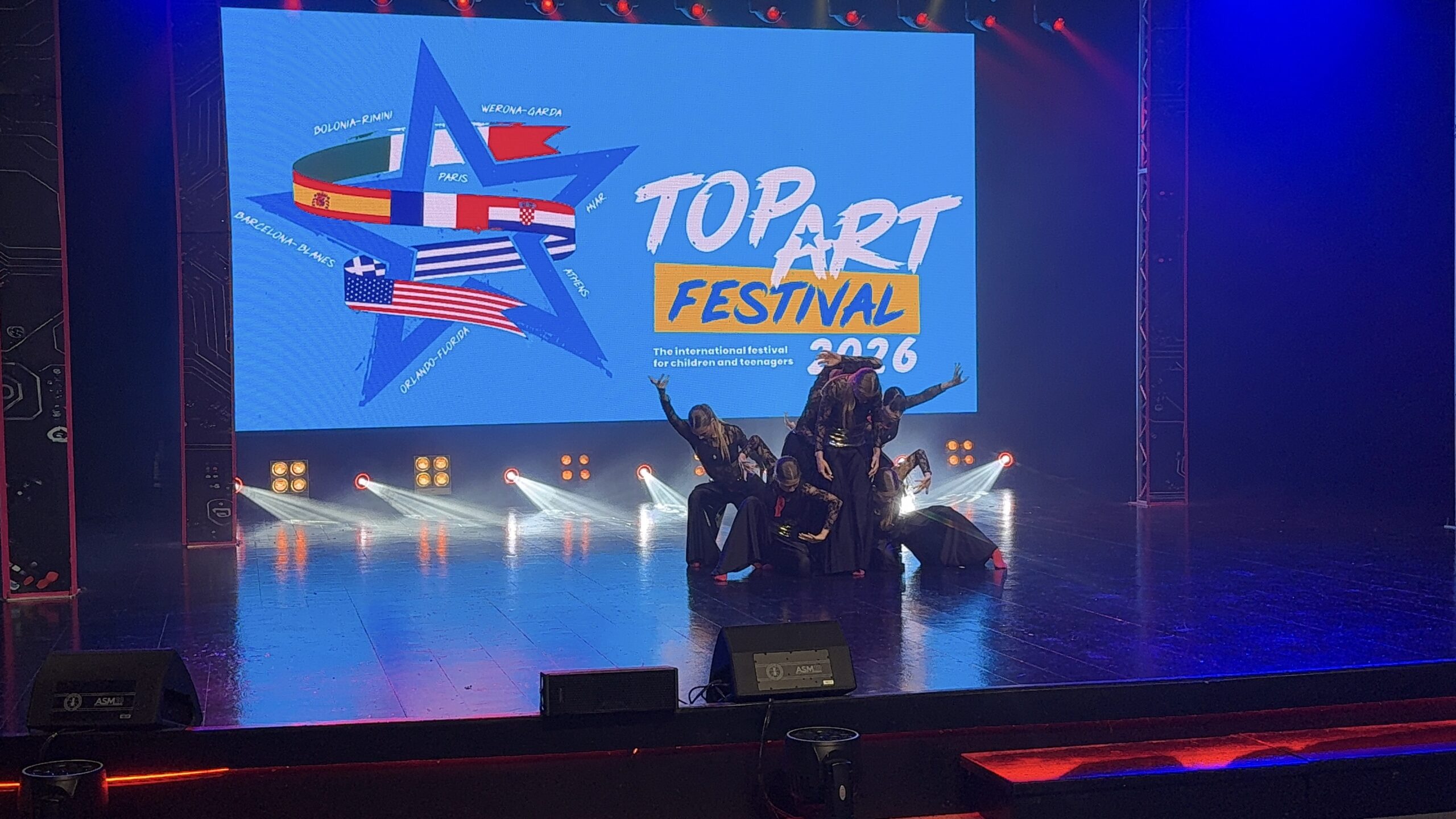 Choreografia zespołowa na scenie Top Art Festival