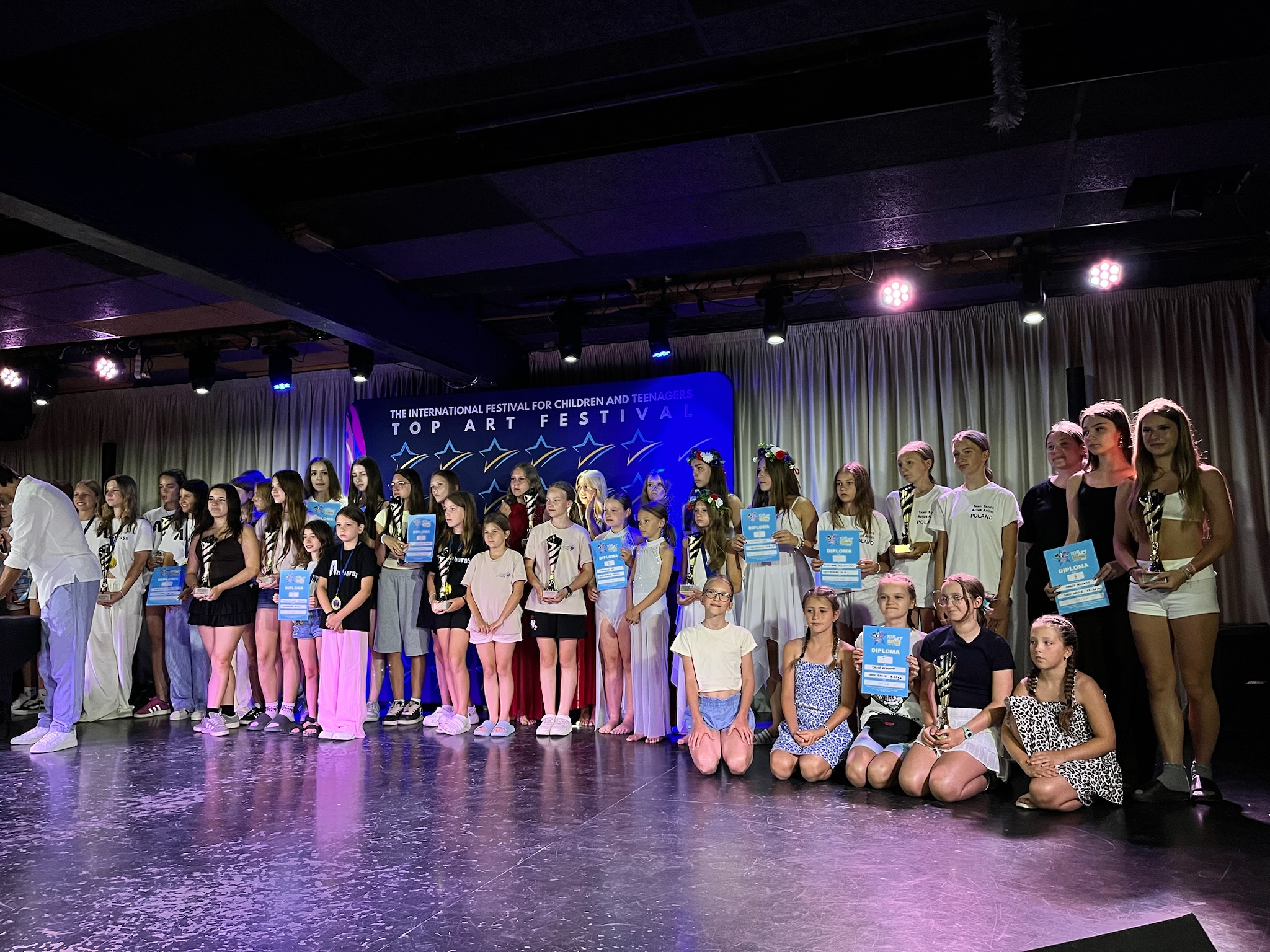 Uczestnicy gali Top Art Festival z dyplomami i nagrodami
